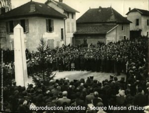 Daniel Maître à la fenêtre de la poste de Brégnier-Cordon avec sa mère le 7 avril 1946.