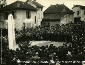 Daniel Maître à la fenêtre de la poste de Brégnier-Cordon avec sa mère le 7 avril 1946.