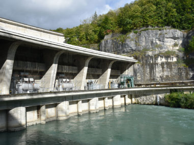 L'équipe de la Maison d'Izieu en visite au barrage de Genissiat © Maison d'Izieu