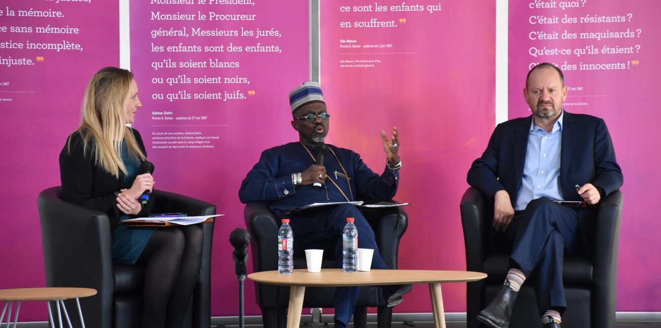 Mathilde Philip-Gay, Professeure à l’Université Jean Moulin Lyon 3, Xavier-Jean Keita, avocat international, conseil principal/bureau du conseil public de la défense de la Cour pénale internationale et Philippe Sands, avocat international, essayiste, il intervient à la Cour pénale internationale. © Maison d’Izieu