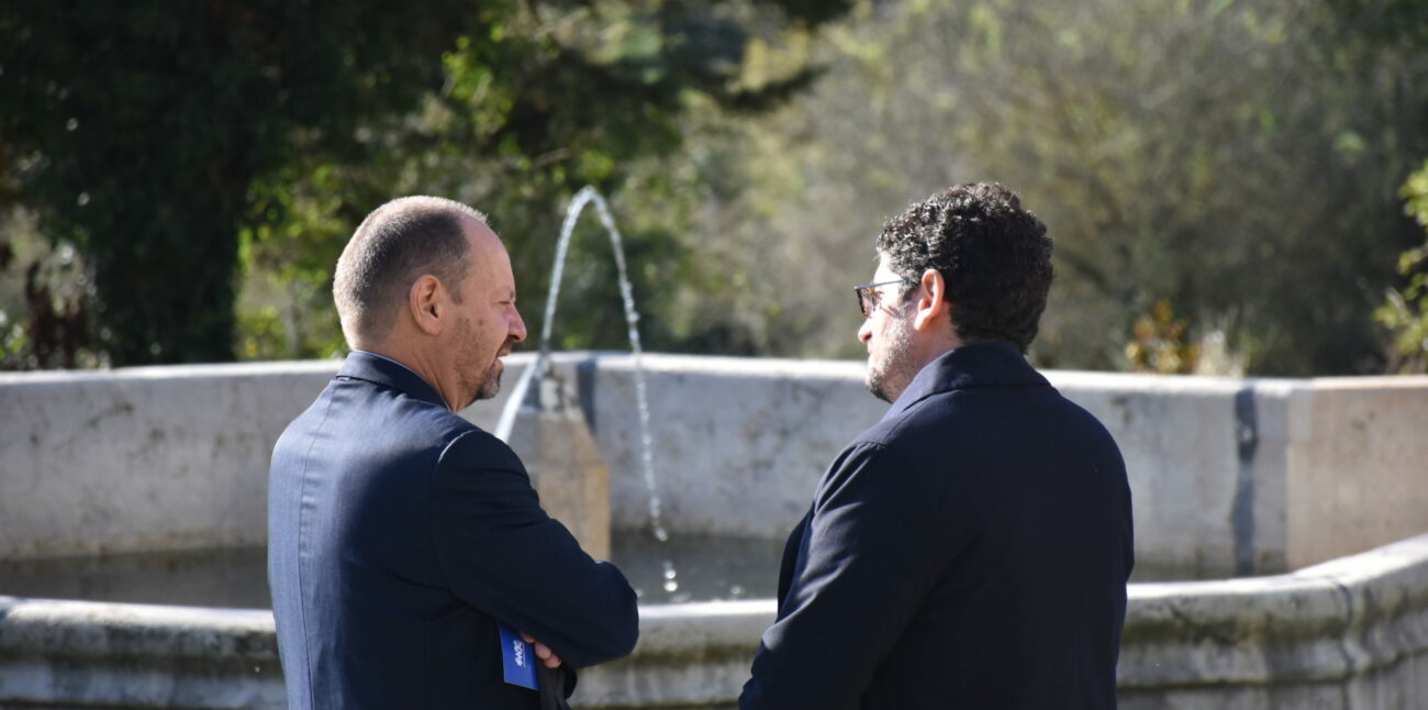 Philippe Sands et Léon Saltiel devant la fontaine © Maison d'Izieu