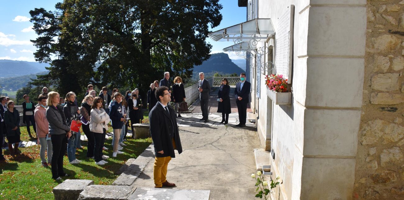 Hommage aux enfants et adultes déportés de la Colonie d’Izieu, devant la maison © Maison d'Izieu