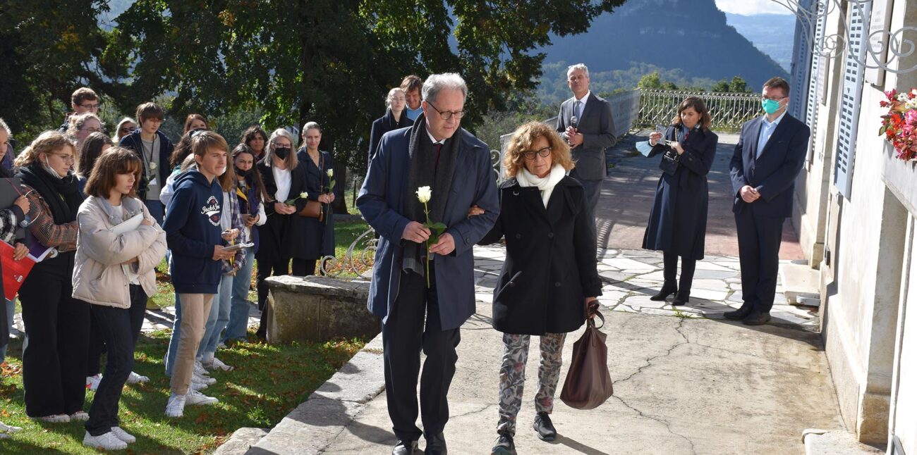 Hommage aux enfants et adultes déportés de la Colonie d’Izieu, devant la maison © Maison d'Izieu