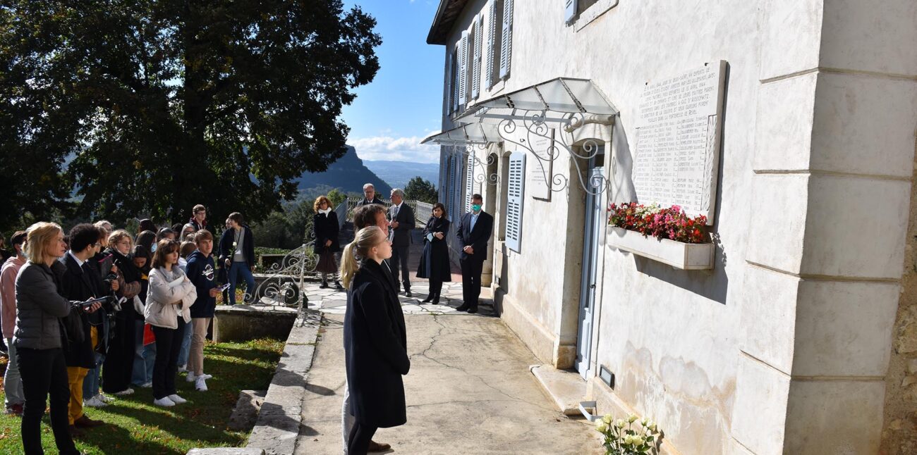 Hommage aux enfants et adultes déportés de la Colonie d’Izieu, devant la maison © Maison d'Izieu