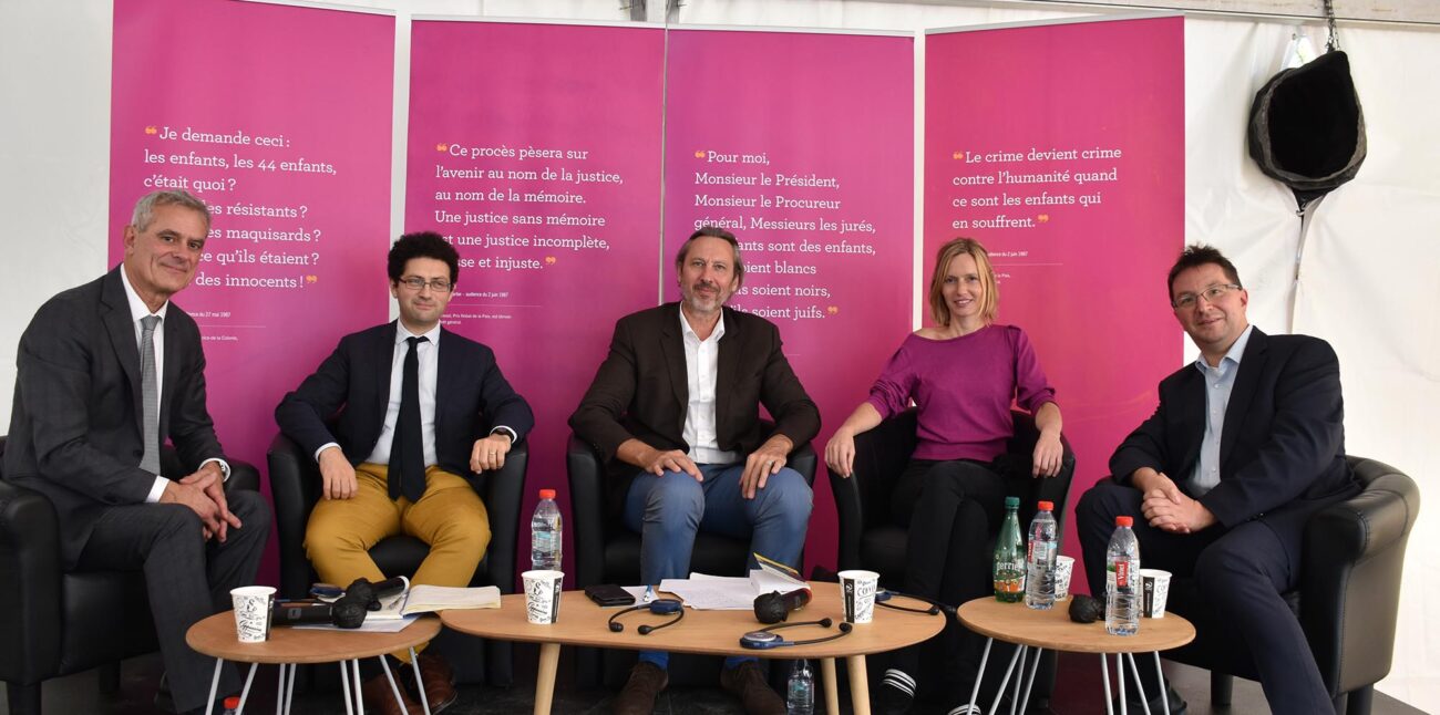 Dominique Vidaud, directeur de la Maison d'Izieu ; Mathias Dreyfuss, Délégué adjoint, conseiller éducation, culture, enseignement supérieur et recherche à la DILCRAH ; Richard Schittly, modérateur, journaliste, correspondant à Lyon du journal Le Monde ; Géraldine Schwarz, journaliste franco-allemande, auteur de l’ouvrage « Les amnésiques » ; Michael Blume, commissaire à la lutte contre l’antisémitisme du Land Bade-Wurtemberg © Maison d'Izieu