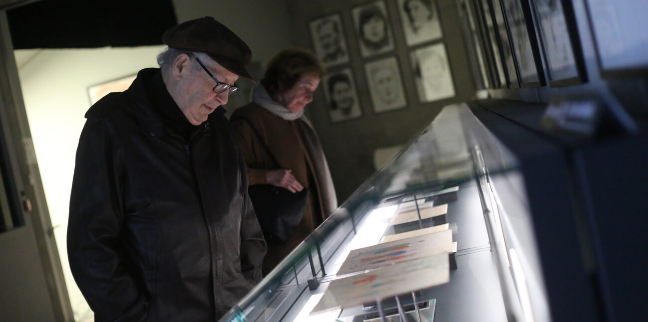 Serge et Beate Klarsfeld galerie Zlatin, Découverte de l'exposition Couleurs de l'insouciance, paroles et images des enfants de la Maison d'Izieu dans les collections de la BnF © Maison d'Izieu - Y.Perrin