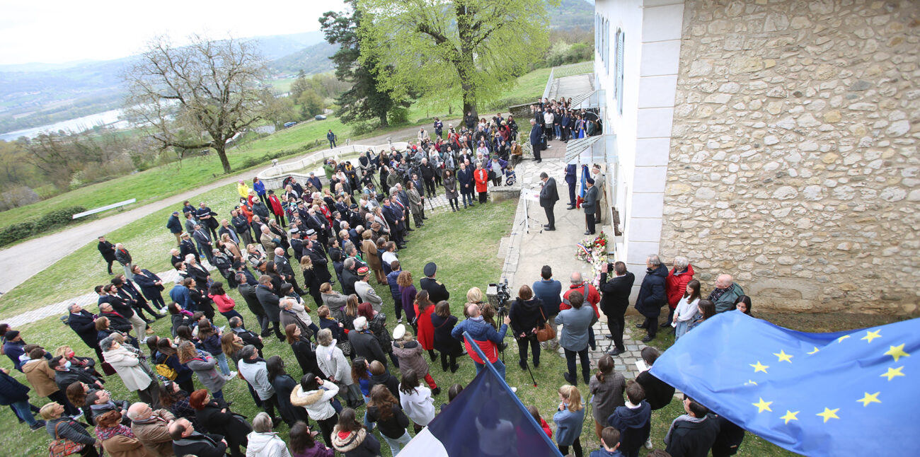 Commémoration devant la maison © Maison d'Izieu - Y.Perrin