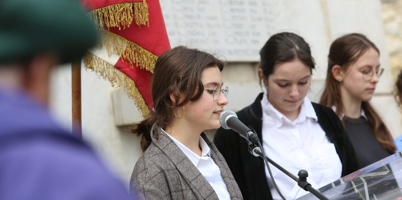 Lecture des noms par les élèves du collège de Neuville-sur-Saône © Maison d'Izieu - Y.Perrin