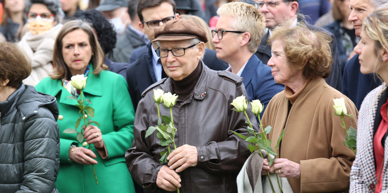 Dépôt des roses devant la maison © Maison d'Izieu - Y.Perrin