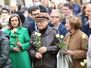 Dépôt des roses devant la maison © Maison d'Izieu - Y.Perrin