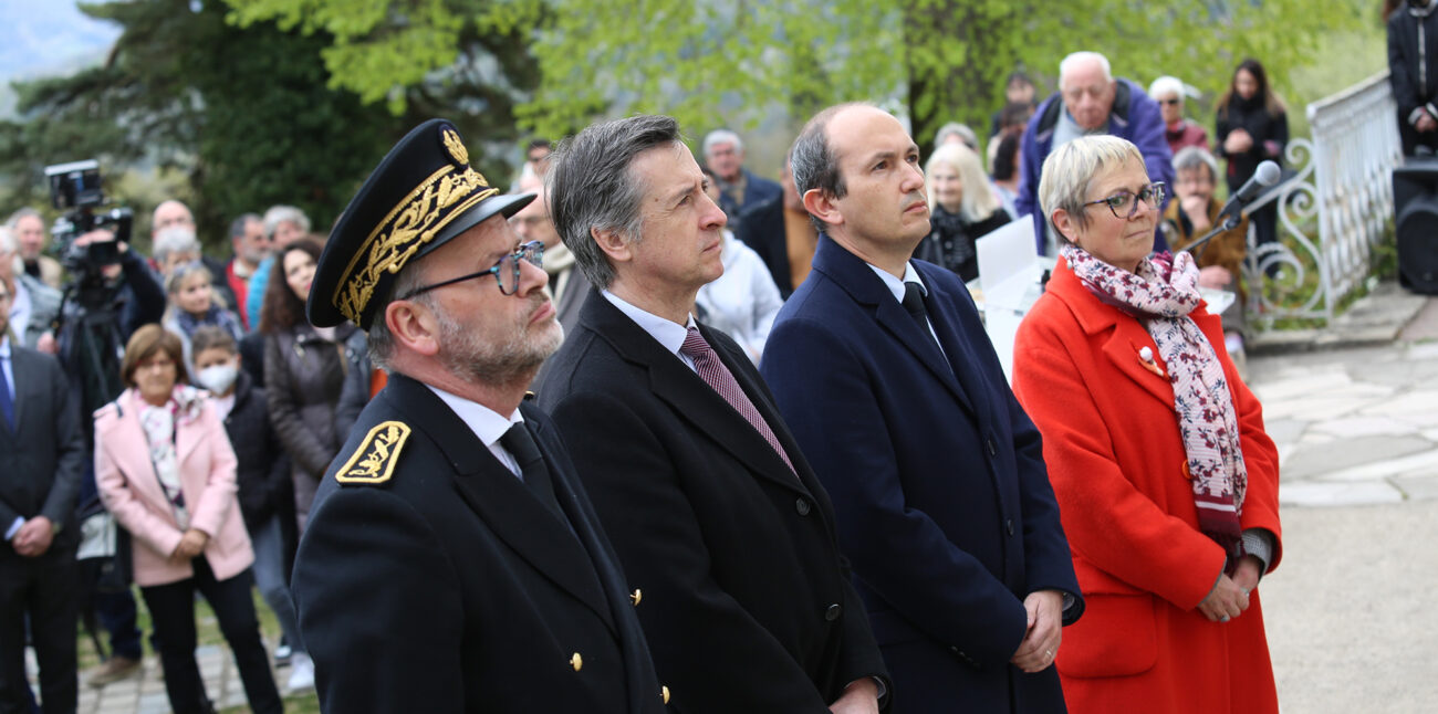 Hommage devant la maison © Maison d'Izieu - Y.Perrin